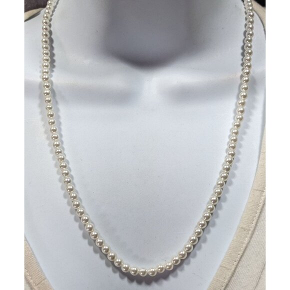 Casual Lightweight White Faux Pearl Necklace - Picture 4 of 6